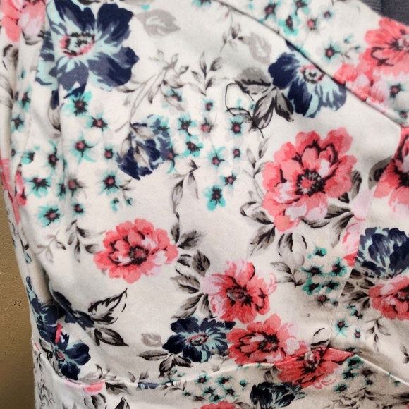 Torrid Melon and Blue Floral Peplum Top 4X (5133) - Picture 3 of 5